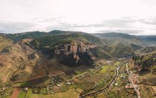 Luftaufnahme der Bergkette und Dorflandschaft in islallana, la rioja, Spanien — Stockfoto