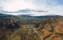 Вид с воздуха на горную цепь и сельский пейзаж в Ислаллане, Ла-Риоха, Испания — стоковое фото