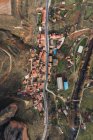 Drone vista de casas rurales y carretera en el pueblo de Islallana, La Rioja, España - foto de stock