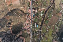 Drone vista de casas rurales y carretera en el pueblo de Islallana, La Rioja, España - foto de stock