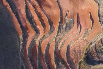 Vue aérienne du paysage des terrasses pendant la saison sèche à Islallana, La rioja, Espagne — Photo de stock