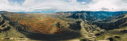 Повітряний панорамний вид гірських ланцюгів і сільських ландшафтів в Ісллані, Ла-Ріоха, Іспанія. — стокове фото