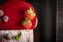 Creme de diflomato e strudel de frutas vermelhas em placa preta elegante — Fotografia de Stock