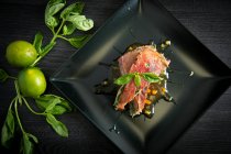 Blauflossen-Thunfisch mit Basilikum, Schinken und Hühnchen-Demi-Glace — Stockfoto