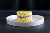 Atum aromático fresco com legumes fatiados em prato branco — Fotografia de Stock
