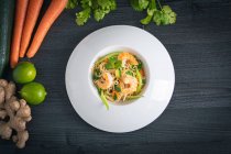 Tasty Pad Thai de légumes et crevettes dans une assiette blanche — Photo de stock