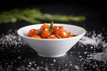Pomodori ciliegini freschi saltati con asparagi verdi e rosmarino — Foto stock