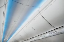 Weißes Flugzeug-Deckenfach mit verschiedenen Knöpfen — Stockfoto