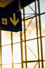 Черный знак с желтой стрелкой указывая направление и расположение самолета в аэропорту Техаса — стоковое фото