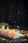 Quenelles savoureuses de fondue de tomate et tuile parmensan dans une assiette ornementale — Photo de stock