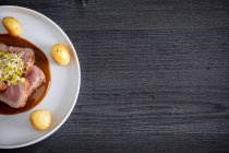 Duroc Roastbeef mit Orangen-Ingwer-Soja und Kartoffeln — Stockfoto