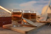 Whiskey Shots mit Hut und Weizen — Stockfoto
