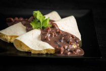 Uova veracruz avvolte in tortillas decorate con salsa — Foto stock