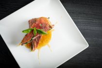 Tonno rosso con prosciutto al basilico e semi di pollo — Foto stock