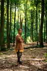 Hombre étnico practicando artes marciales en el bosque - foto de stock