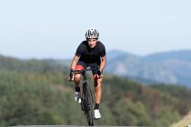Cycliste professionnel à vélo dans le parc — Photo de stock