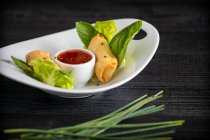 Rotoli vietnamiti con peperoncino dolce sul piatto di vetro — Foto stock