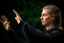 Сосредоточенная женщина во время обучения боевым искусствам — стоковое фото