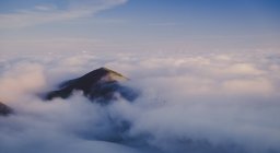 Merveilleuse vue du ciel bleu au-dessus de nuages épais blancs dans la vallée de la montagne — Photo de stock