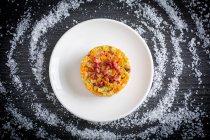 Matignon blanc im Teller auf dekorierter Oberfläche — Stockfoto