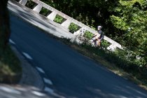 Ciclista professionista in sella alla bici nel parco — Foto stock