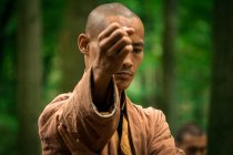 Етнічна людина, що практикує бойові мистецтва в лісі — стокове фото