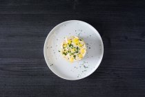 Frische aromatische Lima Thunfisch mit geschnittenem Gemüse — Stockfoto
