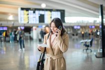 Donna che utilizza smartphone in aeroporto — Foto stock
