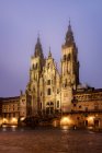 Santiago de compostela kathedrale bei nebeliger nacht nach regen, galicien, spanien. — Stockfoto