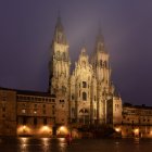 Cathédrale Saint-Jacques-de-Compostelle dans un brouillard brumeux nuit après la pluie, Galice, Espagne . — Photo de stock