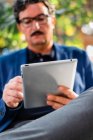 Hombre guapo envejecido usando tableta digital al aire libre - foto de stock