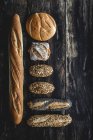 Piatto lay of Gold assortimento pane fatto in casa su sfondo di legno scuro — Foto stock