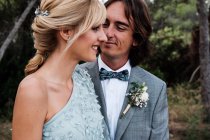 Zartes Brautpaar in Hochzeitskleidung steht nah an der Natur — Stockfoto