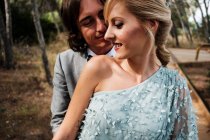 Zartes Brautpaar in Hochzeitskleidung steht nah an der Natur — Stockfoto