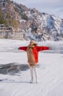 Женщина катается на коньках по замерзшей реке — стоковое фото