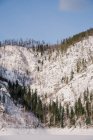 Paisagem de inverno com rochas nevadas e céu azul — Fotografia de Stock