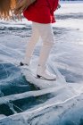 Imagem cortada de Mulher patinando no rio congelado — Fotografia de Stock
