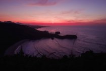 Захід сонця над мальовничими пагорбами і морем — стокове фото