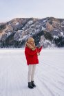 Femme prenant des photos de montagnes enneigées avec smartphone — Photo de stock