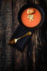 Hausgemachtes typisch spanisches Gazpacho von oben. Salmorejo. Tomatensuppe mit Gurken; Grüner Pfeffer, Brot und Olivenöl auf dunklem Holzgrund. Spanisches Essen. Flache Lage. — Stockfoto