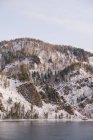 Поширені Сибірські ріки та сніжні гори — стокове фото