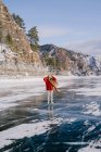 Pattinaggio femminile sul fiume ghiacciato — Foto stock