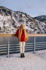 Frau genießt Landschaft mit Fluss und schneebedeckten Bergen — Stockfoto