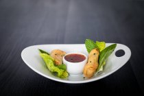 Вьетнамские роллы со сладким чили на стеклянной тарелке — стоковое фото