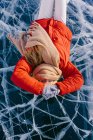 Mulher feliz em patins deitado no gelo — Fotografia de Stock