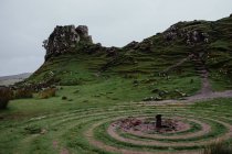 Valle tranquilla in Scozia con cerchi mistici sul terreno circondato da colline rocciose erbose — Foto stock