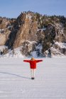Замороженная женщина, завернутая в шарф в зимний день — стоковое фото