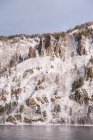 Breiter sibirischer Fluss und verschneite Berge — Stockfoto