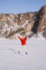 Donna congelato avvolto in sciarpa il giorno d'inverno — Foto stock