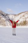 Femme congelée enveloppée dans une écharpe le jour d'hiver — Photo de stock